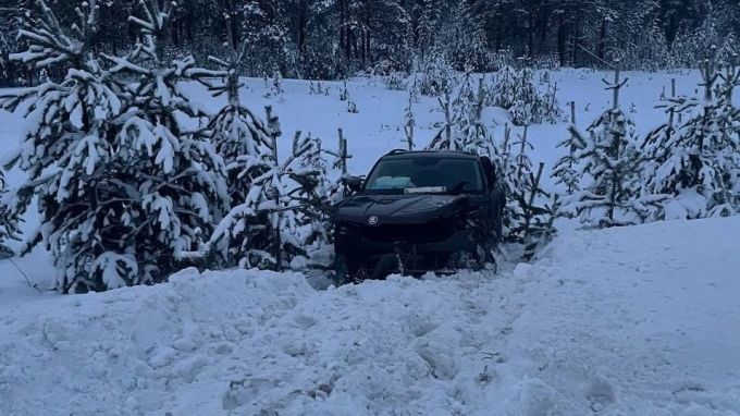 В ЯНАО КамАЗ прервал поездку обгонщика на Skoda