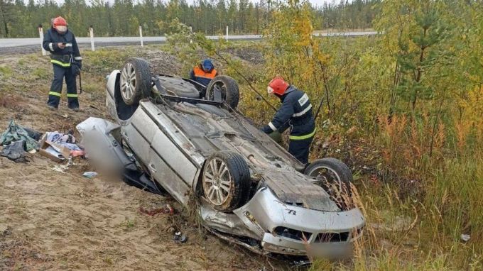 На трассе Сургут — Салехард легковушка улетела в кювет